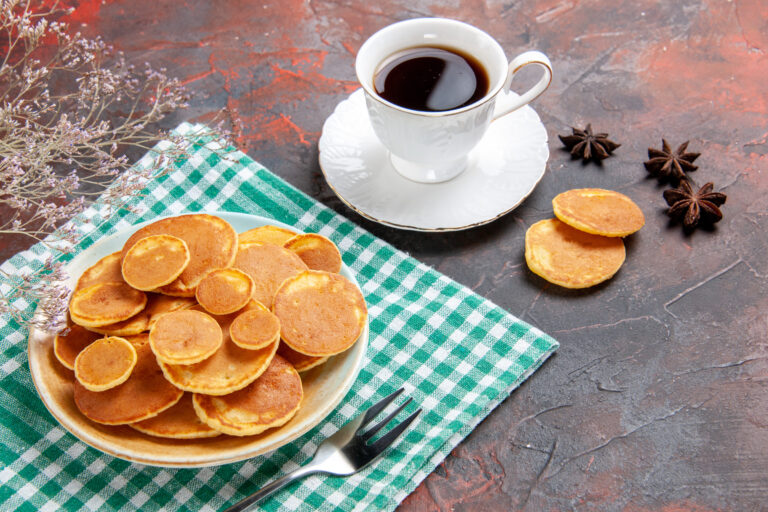 PANCAKES DE AVENA CON CAFE VEGETARIANO