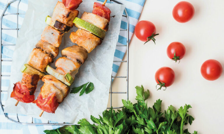 PINCHO DE NUGGETS DE POLLO CON VEGETALES SALTEADOS scaled 1