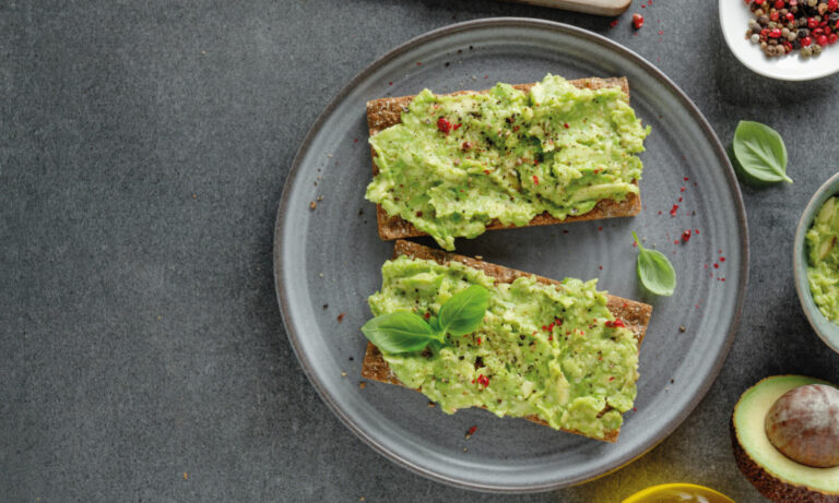 SANDUCHE DE ENSALADA DE AGUACATE Y GARBANZO scaled 1