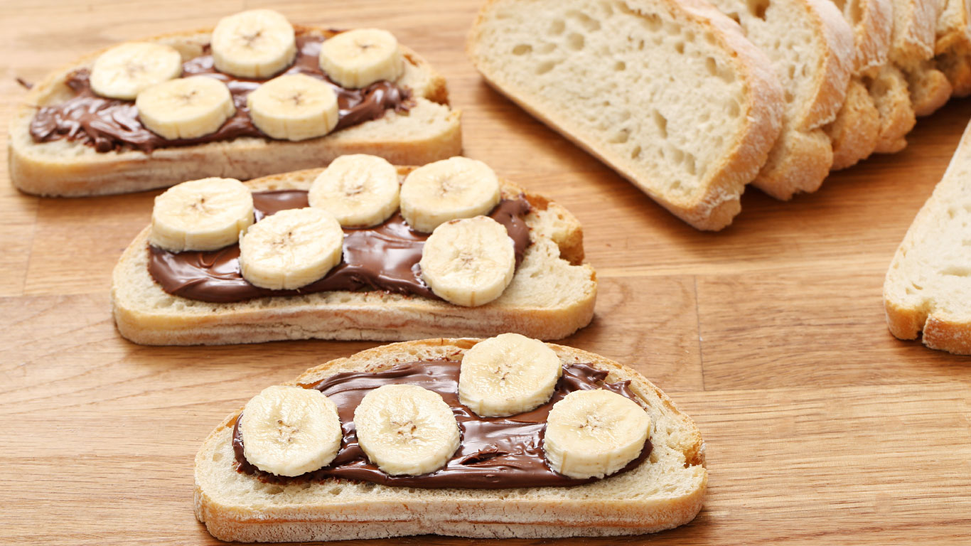 SANDUCHES DE BANANA CHOCOCLATE Y MANTEQUILLA DE ALMENDRAS