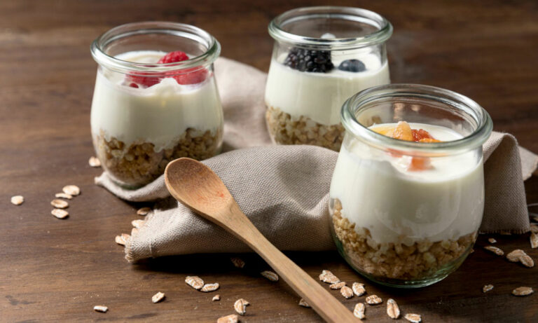 SNACKS CONGELADOS DE GRANOLA Y YOGURT scaled 1