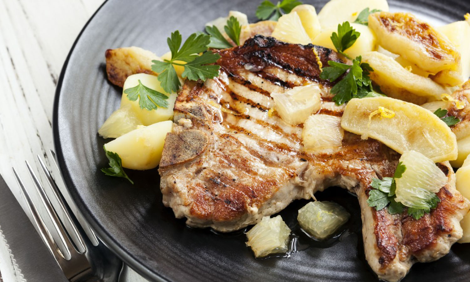 CHULETAS DE CERDO Y MANZANAS EN BANDEJA 1