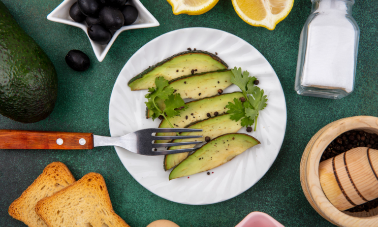 PAPAS FRITAS DE AGUACATE Y SALSA